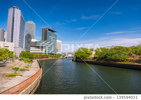 從大阪府大阪市鬱鬱蔥蔥的第二寢屋川河對岸,可以看到大阪商業園區(OBP)的摩天大樓群。 從大阪府大阪市鬱鬱蔥蔥的第二寢屋川河對岸,可以看到大阪商業園區(OBP)的摩天大樓群。 139594031