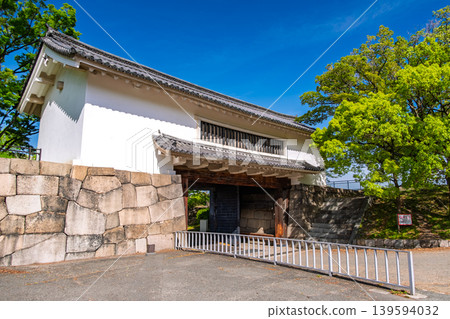 Osaka Castle's Aoya Gate, with its beautiful white walls contrasting against the fresh greenery and blue sky, is located in Osaka City, Osaka Prefecture. Osaka Castle's Aoya Gate, with its beautiful white walls contrasting against the fresh greenery and blue sky, is located in Osaka City, Osaka Prefecture. 139594032