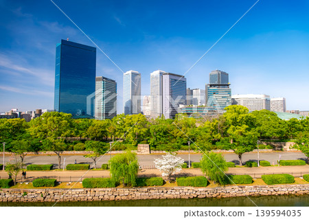 大阪府大阪商業園區(OBP)辦公區景色優美,天空湛藍,綠樹成蔭。 大阪府大阪商業園區(OBP)辦公區景色優美,天空湛藍,綠樹成蔭。 139594035
