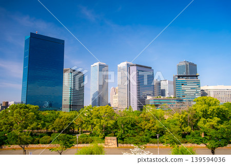 大阪府大阪商業園區(OBP)辦公區景色優美,天空湛藍,綠樹成蔭。 大阪府大阪商業園區(OBP)辦公區景色優美,天空湛藍,綠樹成蔭。 139594036
