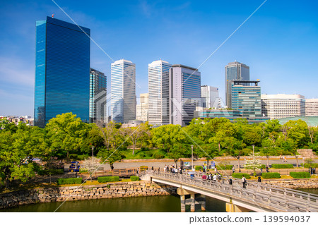 大阪府大阪商業園區(OBP)辦公區景色優美,天空湛藍,綠樹成蔭。 大阪府大阪商業園區(OBP)辦公區景色優美,天空湛藍,綠樹成蔭。 139594037