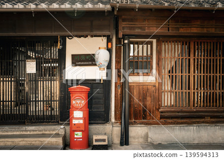 Old mailbox Old mailbox 139594313