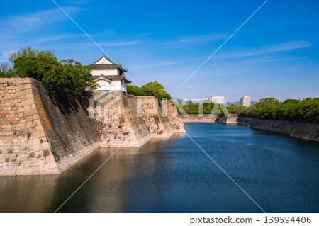 大阪城南側外護城河和第六座城樓,在翠綠的植物和蔚藍的天空的映襯下顯得格外美麗,大阪府大阪市。 大阪城南側外護城河和第六座城樓,在翠綠的植物和蔚藍的天空的映襯下顯得格外美麗,大阪府大阪市。 139594406