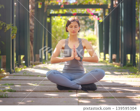 concept of healthy lifestyle and sports in modern city 139595304