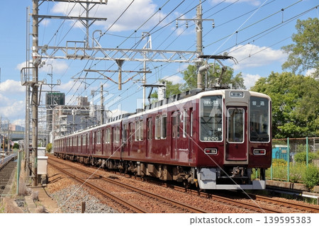 今津線8200系列車在藍天下行駛。 今津線8200系列車在藍天下行駛。 139595383