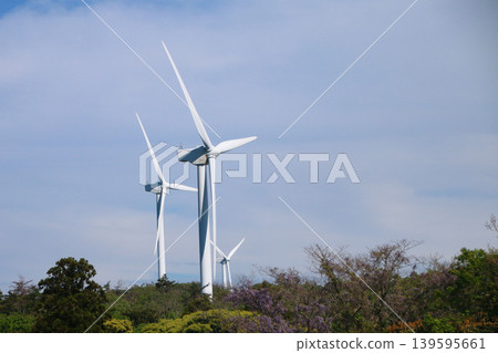 山頂上的風力渦輪機 山頂上的風力渦輪機 139595661