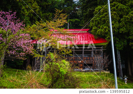 【春雨】被雨水浸透的神社【通往異世界的入口】 【春雨】被雨水浸透的神社【通往異世界的入口】 139595812