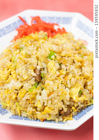 當地一家中餐館的美味炒飯 當地一家中餐館的美味炒飯 139595832