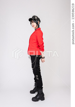 酷炫的龐克風女模特 139596219
