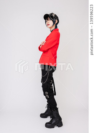 身穿紅色搖滾風格夾克的女模特兒。 139596223