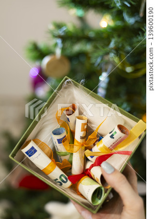 Money in the gift box. 139600190