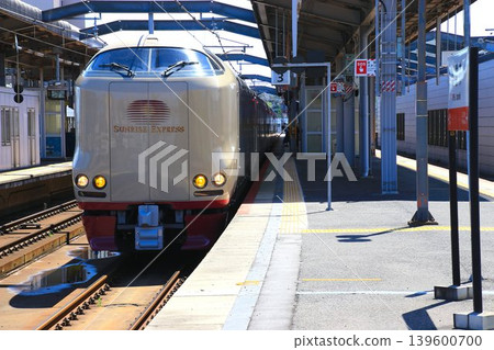 一列彷彿編織著命運之線的夜行列車駛向雲霧繚繞的出雲國…「日出出雲」號臥舖特快列車,285系,出雲市站 一列彷彿編織著命運之線的夜行列車駛向雲霧繚繞的出雲國…「日出出雲」號臥舖特快列車,285系,出雲市站 139600700