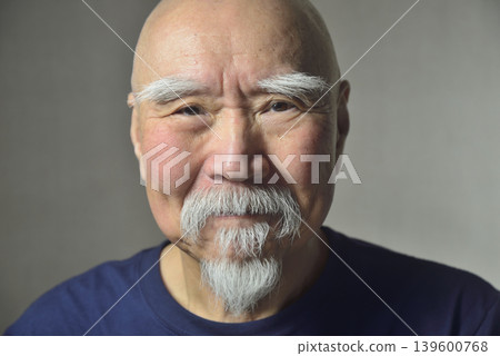 滿臉鬍鬚的微笑老人 滿臉鬍鬚的微笑老人 139600768