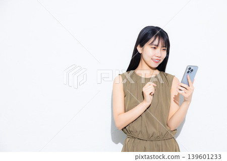 看智慧型手機的年輕女子 看智慧型手機的年輕女子 139601233