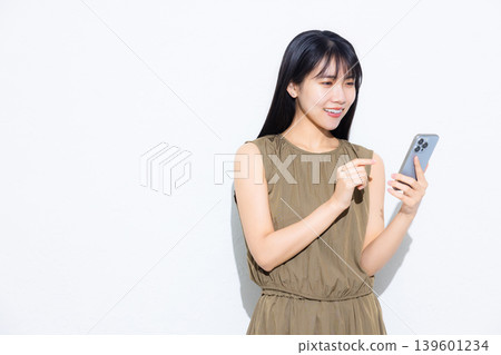 看智慧型手機的年輕女子 看智慧型手機的年輕女子 139601234