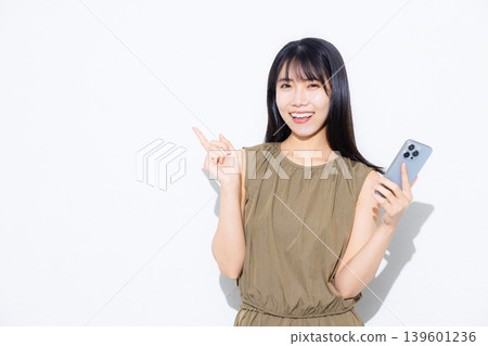 看智慧型手機的年輕女子 看智慧型手機的年輕女子 139601236