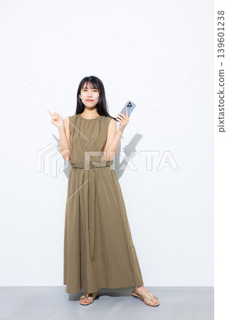 看智慧型手機的年輕女子 看智慧型手機的年輕女子 139601238