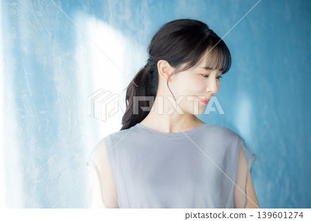 年輕的女士 年輕的女士 139601274