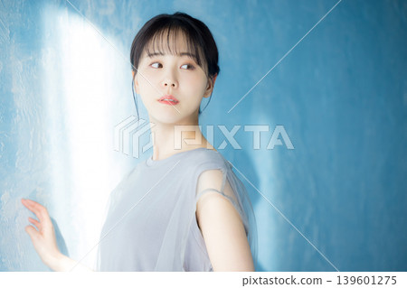 年輕的女士 年輕的女士 139601275
