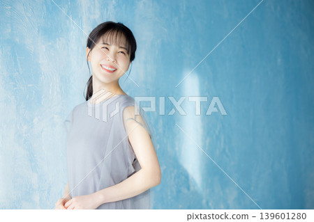 年輕的女士 年輕的女士 139601280
