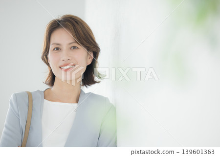 回頭看的女商人 139601363
