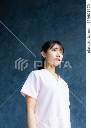 一位年輕的護士帶著微笑 一位年輕的護士帶著微笑 139601370