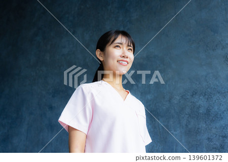 一位年輕的護士帶著微笑 一位年輕的護士帶著微笑 139601372