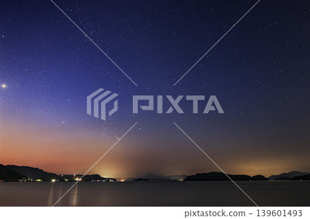 瀨戶內海上空的夏日星空:獵戶座在黎明的天空中升起。 瀨戶內海上空的夏日星空:獵戶座在黎明的天空中升起。 139601493