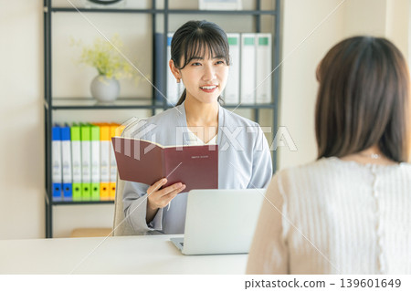 Business woman having a meeting Business woman having a meeting 139601649