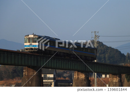 一列性價比很高的本地列車,紀河185系列,清晨行駛在養山線上-拍攝於2026年2月21日 一列性價比很高的本地列車,紀河185系列,清晨行駛在養山線上-拍攝於2026年2月21日 139601844