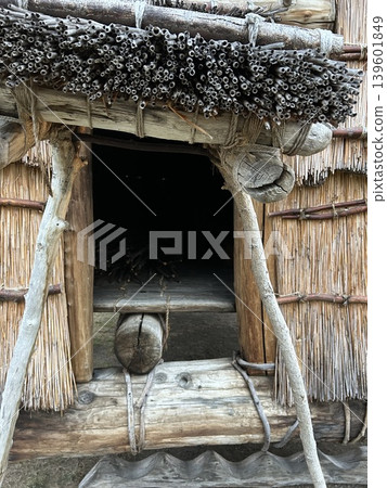 這是青森縣青森市三內丸山考古遺址的一座柱樑式建築的入口。 這是青森縣青森市三內丸山考古遺址的一座柱樑式建築的入口。 139601849