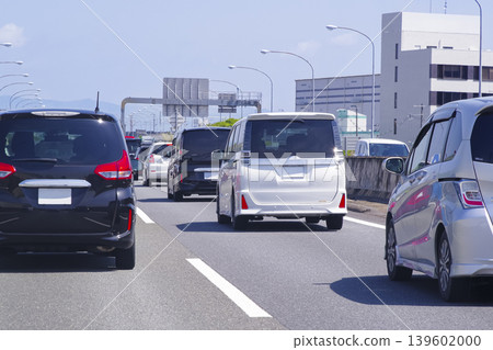 一條交通嚴重擁擠的高速公路和一長串汽車 一條交通嚴重擁擠的高速公路和一長串汽車 139602000