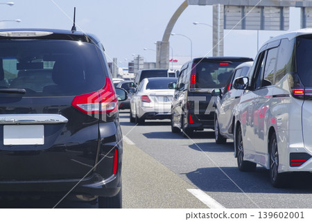 一條交通嚴重擁擠的高速公路和一長串汽車 一條交通嚴重擁擠的高速公路和一長串汽車 139602001