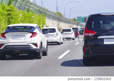 一條交通嚴重擁擠的高速公路和一長串汽車 139602002
