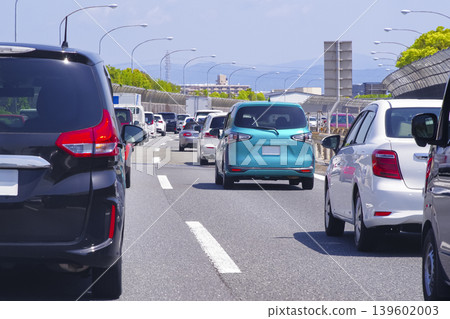 一條交通嚴重擁擠的高速公路和一長串汽車 一條交通嚴重擁擠的高速公路和一長串汽車 139602003