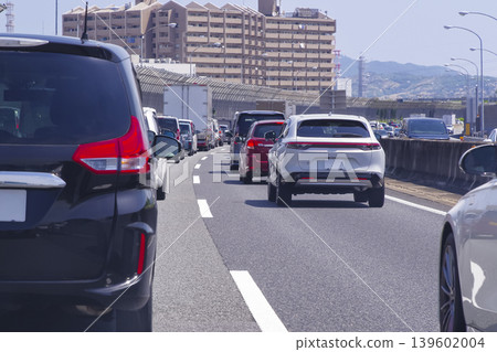 一條交通嚴重擁擠的高速公路和一長串汽車 一條交通嚴重擁擠的高速公路和一長串汽車 139602004