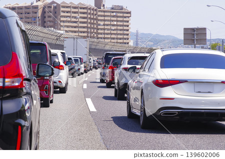 一條交通嚴重擁擠的高速公路和一長串汽車 一條交通嚴重擁擠的高速公路和一長串汽車 139602006