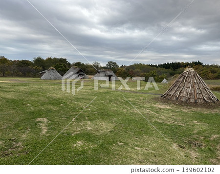 This is a reconstruction of a pit dwelling at the Sannai-Maruyama archaeological site in Aomori City, Aomori Prefecture. This is a reconstruction of a pit dwelling at the Sannai-Maruyama archaeological site in Aomori City, Aomori Prefecture. 139602102