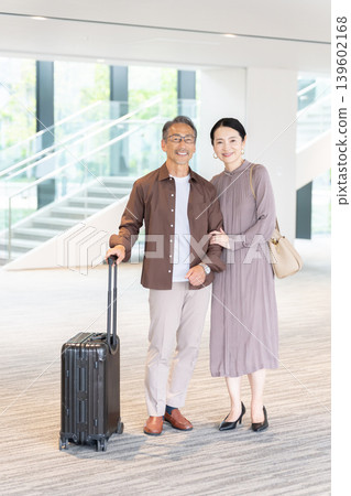 一對老年夫婦旅行併入住酒店 一對老年夫婦旅行併入住酒店 139602168