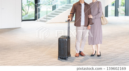 一對老年夫婦旅行併入住酒店 一對老年夫婦旅行併入住酒店 139602169