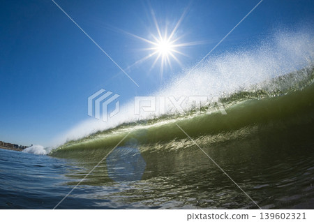 湘南久沼海灘：陽光下，海浪閃閃發光。 139602321