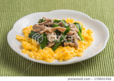 Stir-fried pork and chives with eggs 139602488