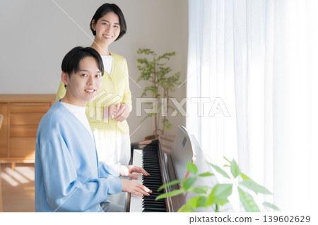 鋼琴教師和學生 鋼琴教師和學生 139602629