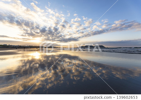 Shonan Kugenuma Beach: Enoshima Island and its morning reflection 139602653