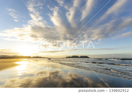 Shonan Kugenuma Beach: The beach with Enoshima Island and the rising sun. Shonan Kugenuma Beach: The beach with Enoshima Island and the rising sun. 139602912