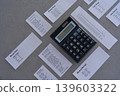 收據和計算器散落在桌子上。 139603322
