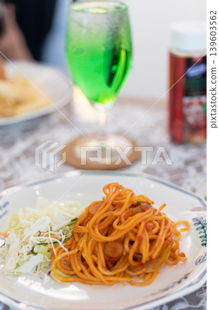 Spaghetti and drinks were placed on the table. Spaghetti and drinks were placed on the table. 139603562