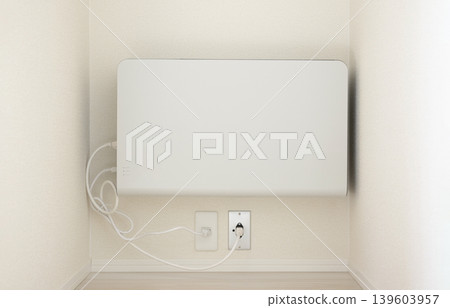 安裝在房屋牆壁上的白色室內壁掛式儲能裝置 安裝在房屋牆壁上的白色室內壁掛式儲能裝置 139603957