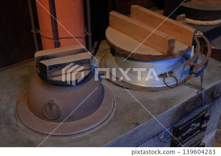 Old-fashioned rice cooking utensils (rice pots) Old-fashioned rice cooking utensils (rice pots) 139604283