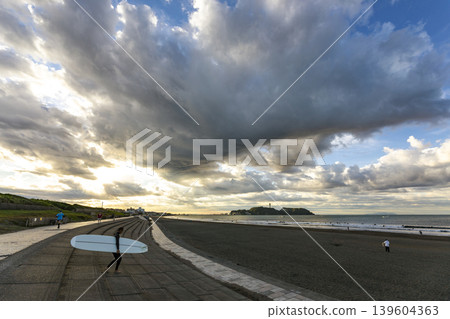 Shonan Kugenuma Beach: Enoshima Island and dramatic clouds Shonan Kugenuma Beach: Enoshima Island and dramatic clouds 139604363